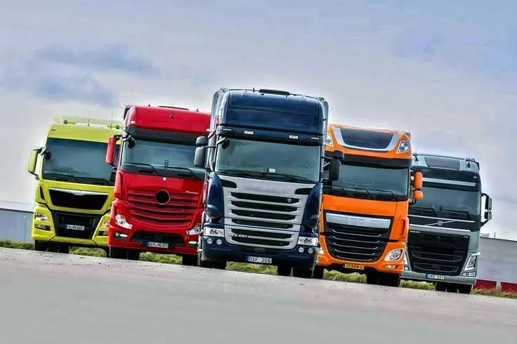 caminhoes coloridos um ao lado do outro