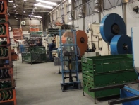 varios maquinarios de prensa em um barracao