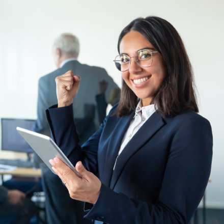 jovem com tablete na mão comemorando e com um sorriso lindo