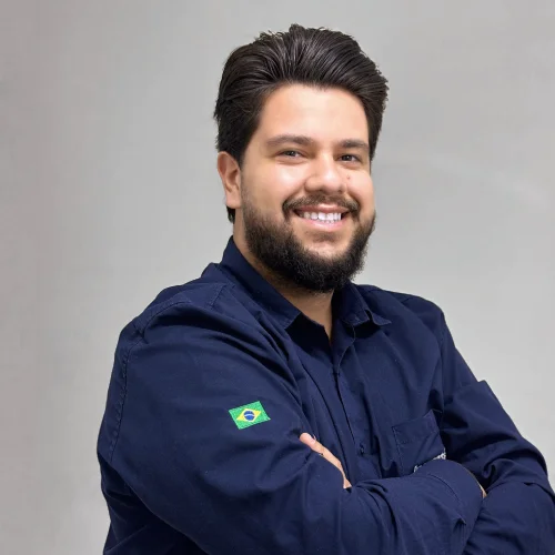 Gabriel vendedor agrícola de braços cruzado, sorrindo.