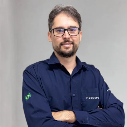 Leornado vendedor agrícola de braços cruzado, sorrindo.