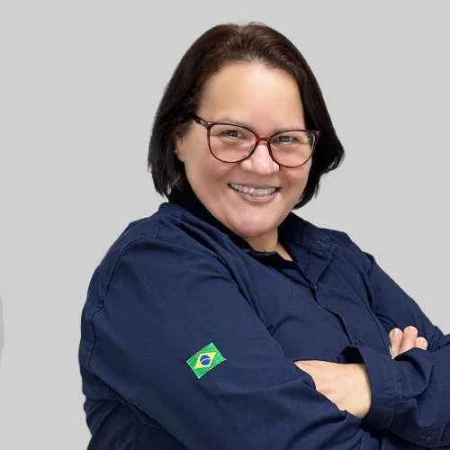 Hilda vendedora agrícola de braços cruzado, sorrindo.